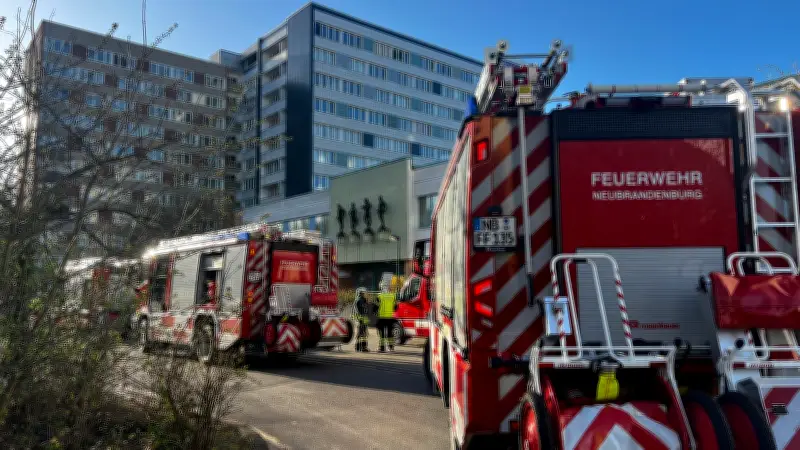 Erneut Großbrand in Neubrandenburger Hochhaus: Feuerwehr im Dauereinsatz