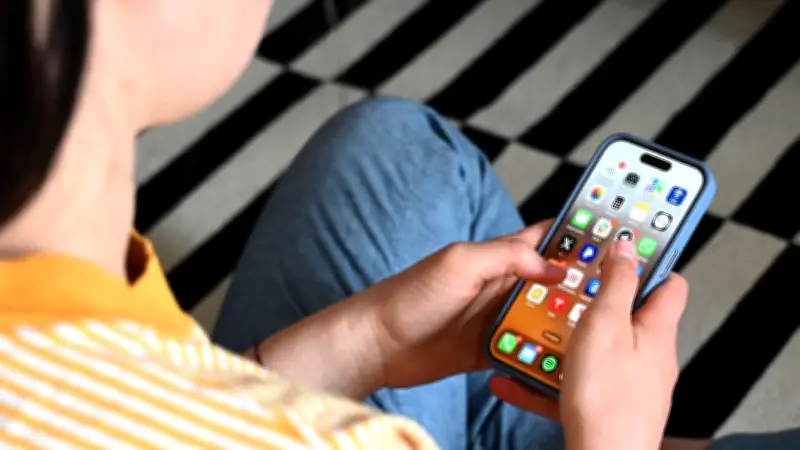 Erschreckende Studien: So oft greifen wir zum Handy und was das mit unserem Gehirn macht