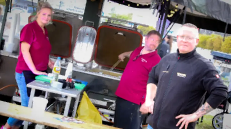 Erste Gulaschkanonen-Meile in Pampow: Über 1000 Besucher feiern kulinarisches Familienfest