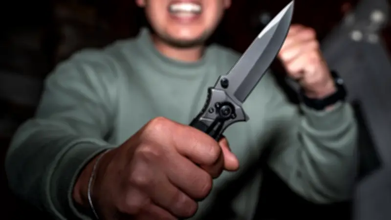 Eskalation in Halle: Jugendliche besprühen und bedrohen Männer mit Messer