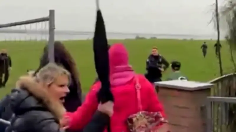 Eskalation um Wal Timmy: Menschenmenge durchbricht Polizeiabsperrung in aufgeheizter Stimmung