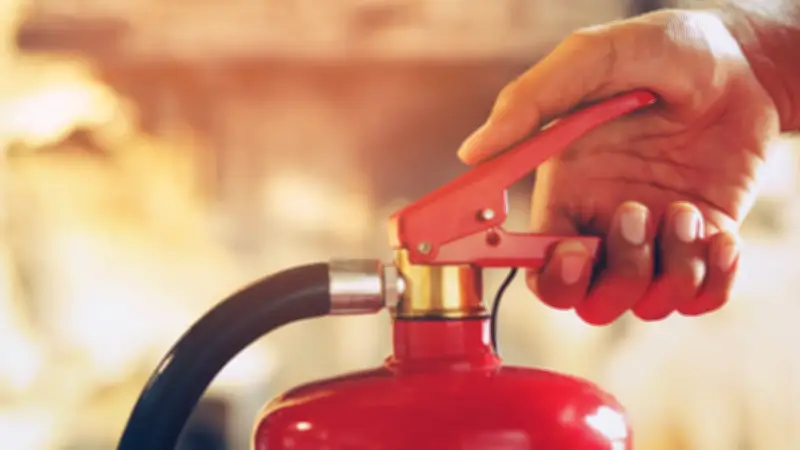 Esslingen: Mitarbeiter verhindert Großbrand mit Feuerlöscher in Firmenhalle