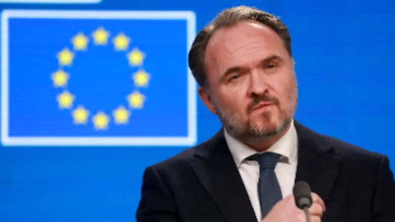 EU-Kommissar fordert Reiseverzicht wegen Energiekrise - Kritik an Sprit-Sparplänen