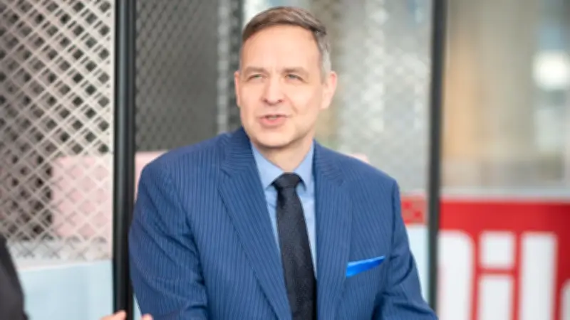 Experte warnt: Spritpreise könnten durch Lage am Hormus steigen