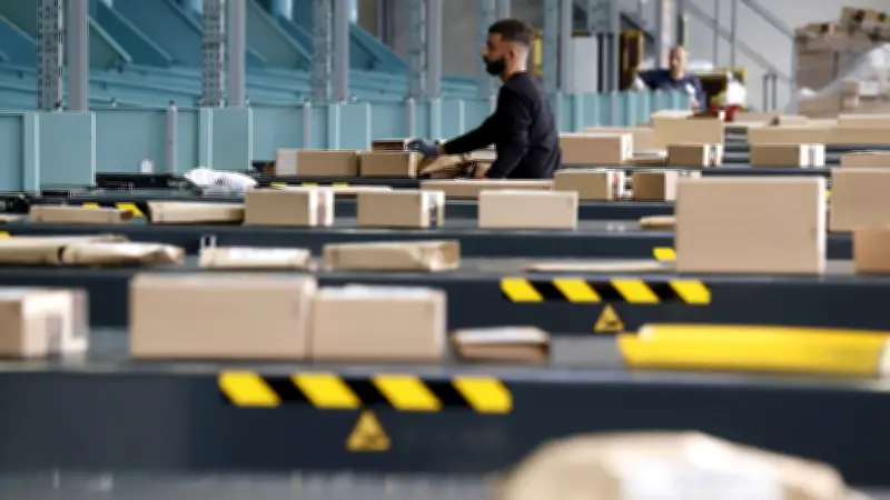 Explosion in Post-Verteilzentrum Bitterfeld: Feuerwehr und Polizei im Großeinsatz