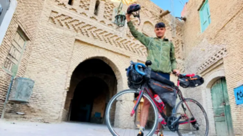 Extremtour mit dem Rennrad: Mecklenburger kämpft sich durch Eis und Schnee bis zur Sahara