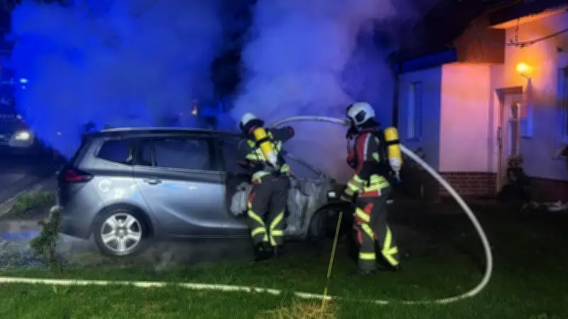 Fahrzeugbrand in Bernburg: Familie rettet sich über Garten - Wohnhaus beschädigt