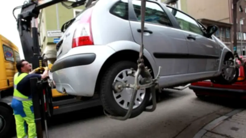 Falschparker in Rostock: Abschleppkosten steigen auf dreistellige Beträge