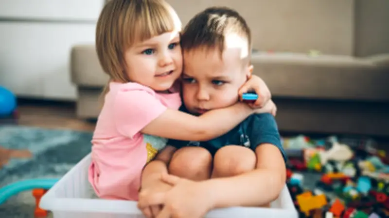 Familiendynamik entschlüsselt: Warum Geschwister ihre Kindheit verschieden erleben