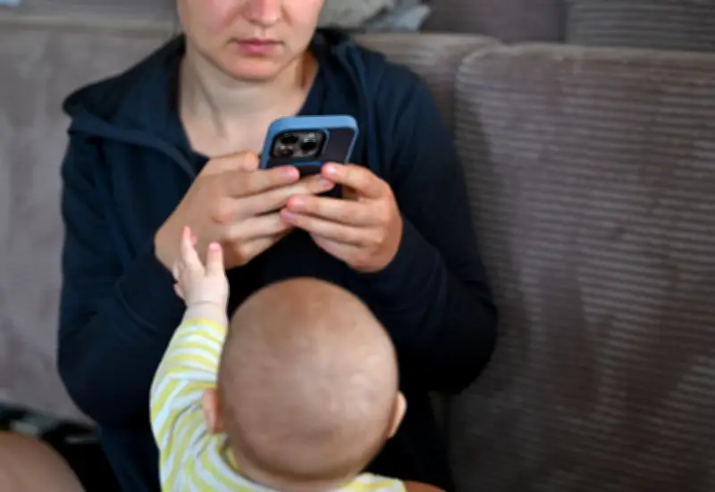 Familienministerin Prien fordert: Ärzte sollen Eltern früh über Handy-Risiken aufklären