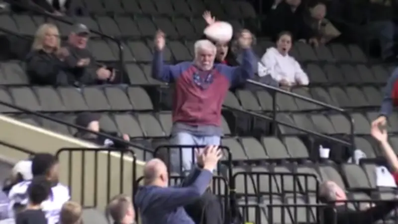 Fan fängt Football mit dem Gesicht statt den Händen