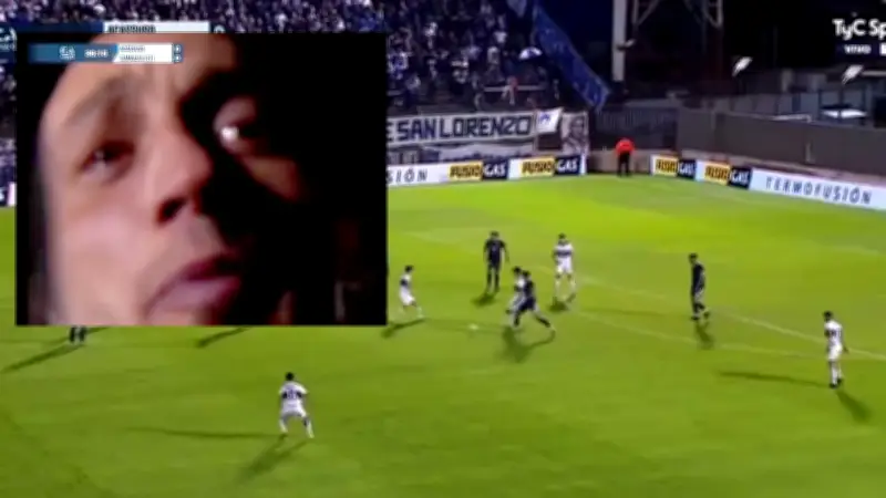 Fan reißt Kamera an sich: Kurioser Vorfall im Stadion