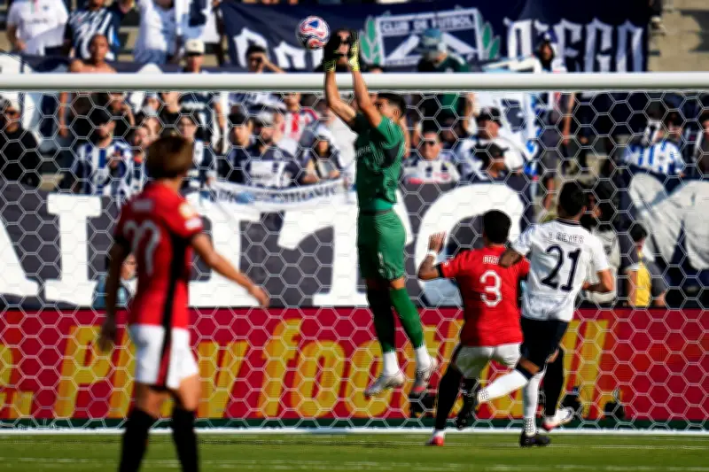 Faustschlag im Derby: Saragossa-Keeper 13 Spiele gesperrt