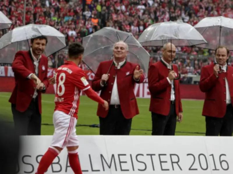 FC Bayern: Die legendäre Hoeneß-Schelte gegen Bernat vor acht Jahren