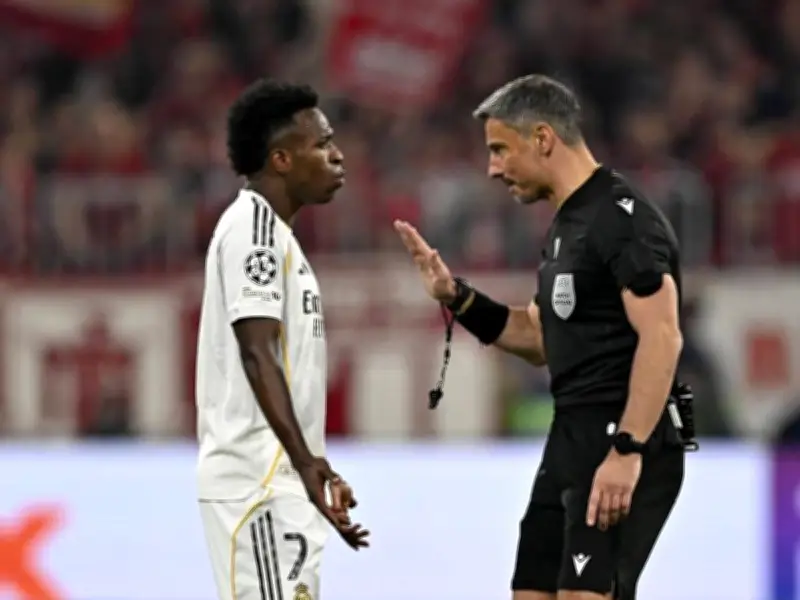 FC Bayern-Fans wüten gegen Vinícius Júnior nach umstrittener Foul-Aktion