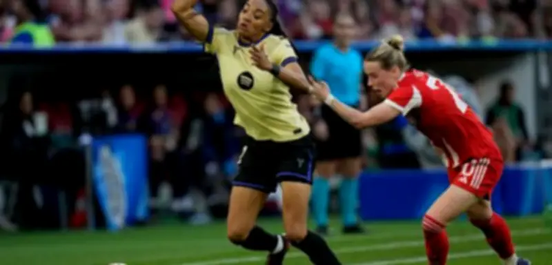 FC Bayern: Rote Karte wegen Haareziehens löst Debatte aus