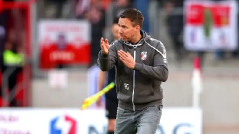 FC Rot-Weiß Erfurt besiegt Angstgegner trotz 13 Ausfällen - Torwart als Feldspieler