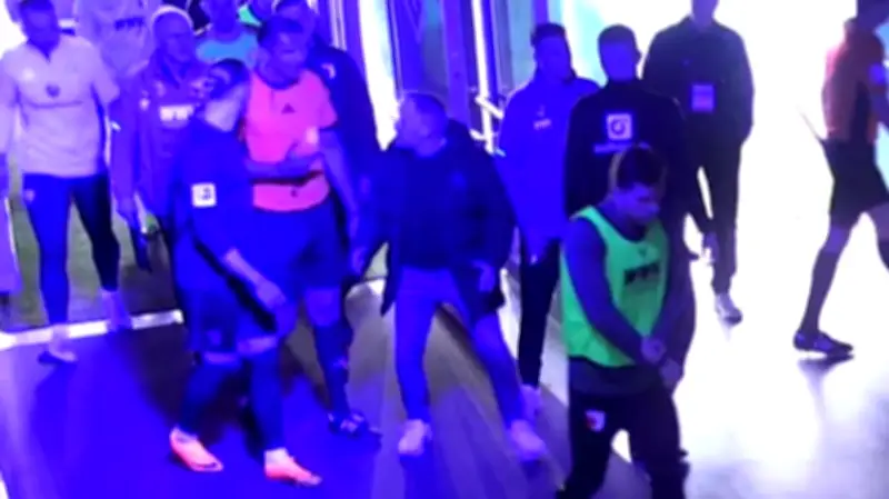 FCA-Trainer Baum wütet nach Spiel: Heftige Katakomben-Diskussion mit Schiedsrichter Aytekin