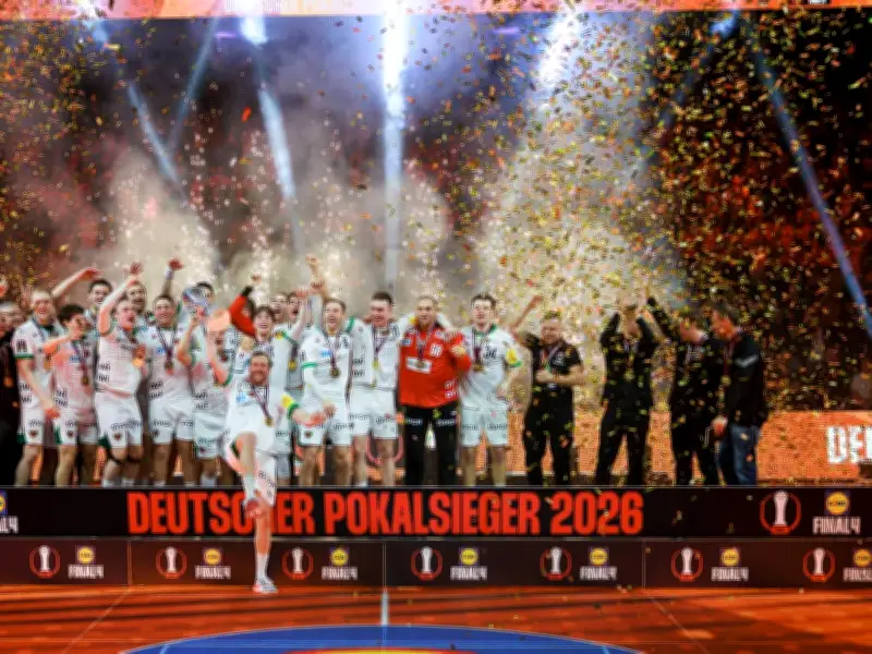 Füchse Berlin feiern DHB-Pokalsieg – Kapitän Darj wird zum Trophäen-Bewacher ernannt