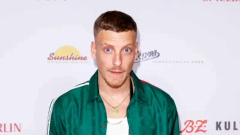 Felix Lobrecht empfiehlt ARD-Serie 'In aller Freundschaft' im Podcast 'Gemischtes Hack'