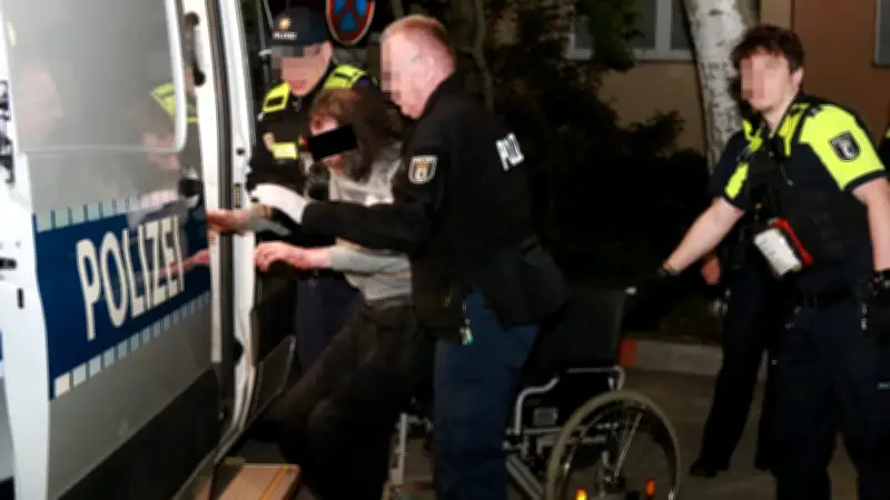 Festnahme im Rollstuhl: Mann soll Lebensgefährtin in Berlin-Staaken niedergestochen haben