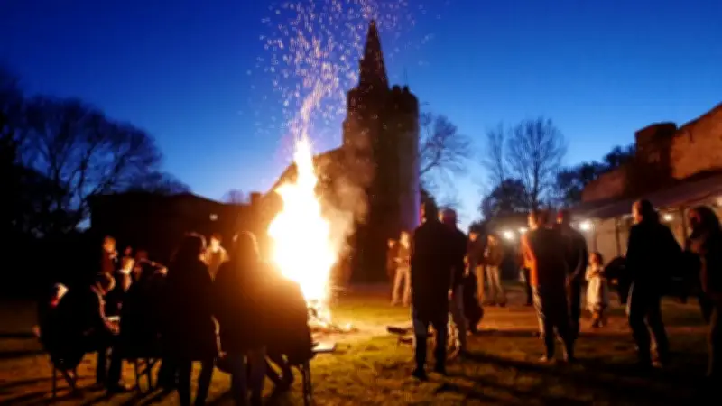 Feuer und gute Laune: So tanzt das Amt Treptower Tollensewinkel in den Mai