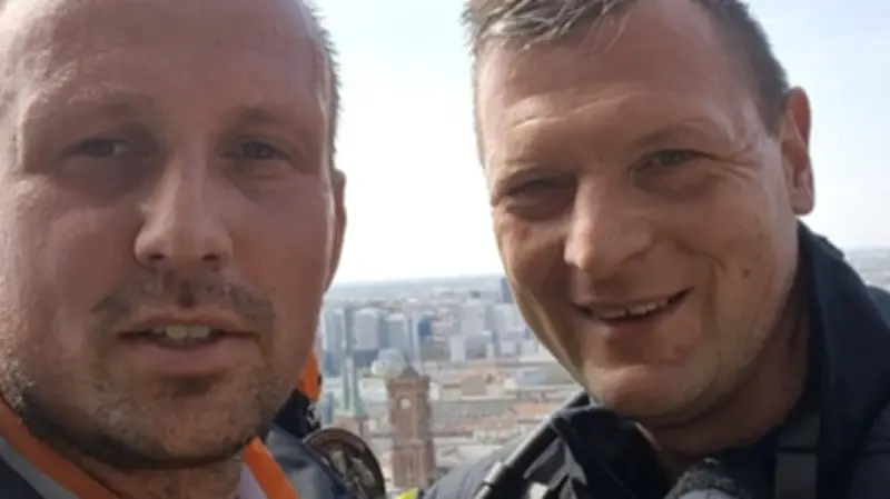 Feuerwehr-Duo aus Prenzlau bezwingt Berliner Hotel-Treppenlauf in Rekordzeit