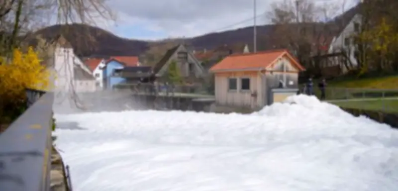 Feuerwehr in Bad Ditzenbach bekämpft massiven Schaumteppich nach Chemieunfall in der Fils
