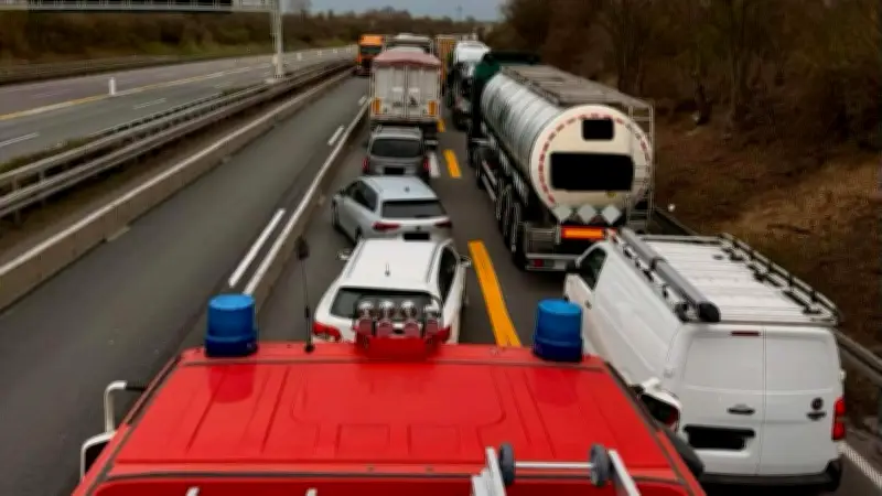 Feuerwehr Lützen steckt im Stau fest: Rettungseinsatz auf A38 durch Baustelle blockiert