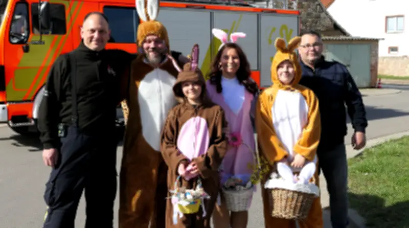 Feuerwehr Spielberg: Osterhase kommt mit Blaulicht und Familie zu Kinderfest