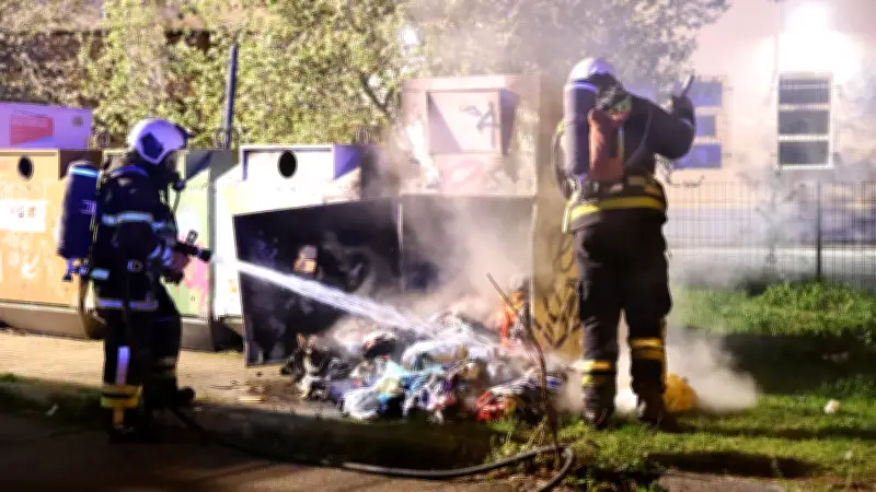 Feuerwehreinsatz in Halle: Zwei Containerbrände in der Silberhöhe gelöscht