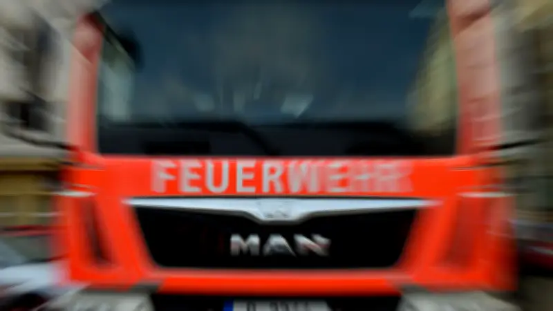 Feuerwehreinsatz in Weißenfels: Auto in Parklücke gerät plötzlich in Flammen