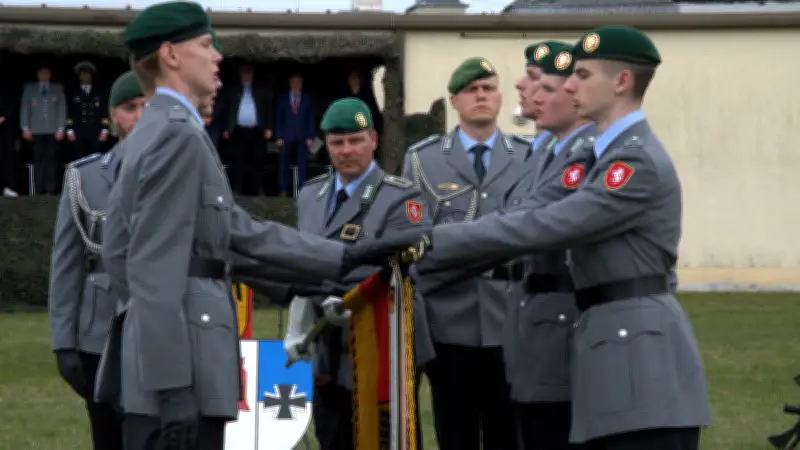 Öffentliches Bundeswehr-Gelöbnis in Torgelow: 44 Rekruten leisten Fahneneid vor historischer Kulisse