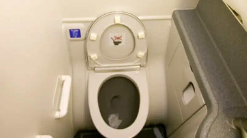 Fäkalien aus Flugzeugen: Mythos oder Realität?