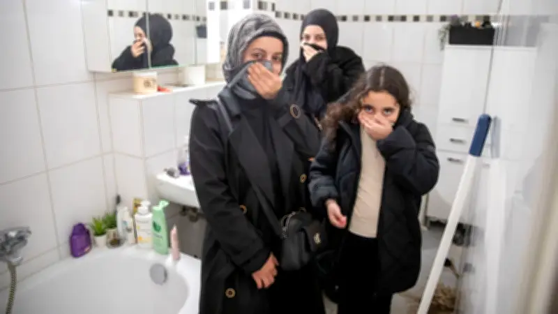 Fäkalien-Fontäne flutet Wohnung in Berliner Junkie-Hochhaus