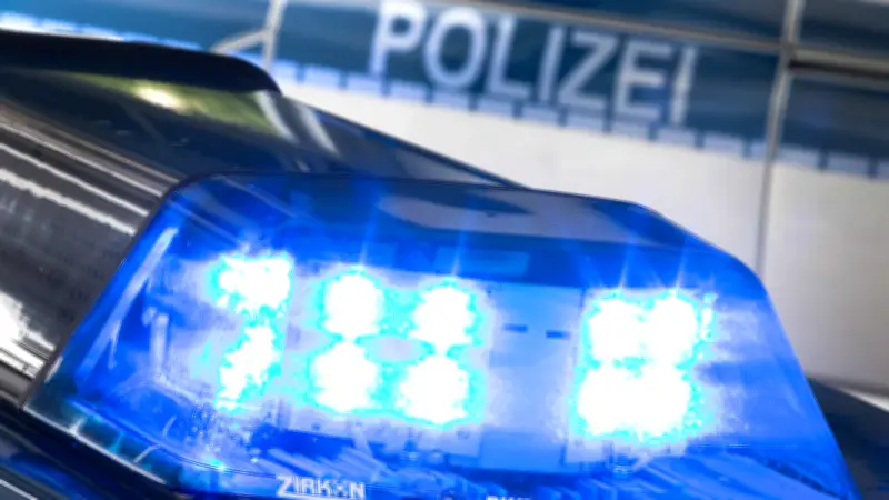 Flensburg: 87-jährige Radfahrerin bei Unfall mit Lkw leicht verletzt