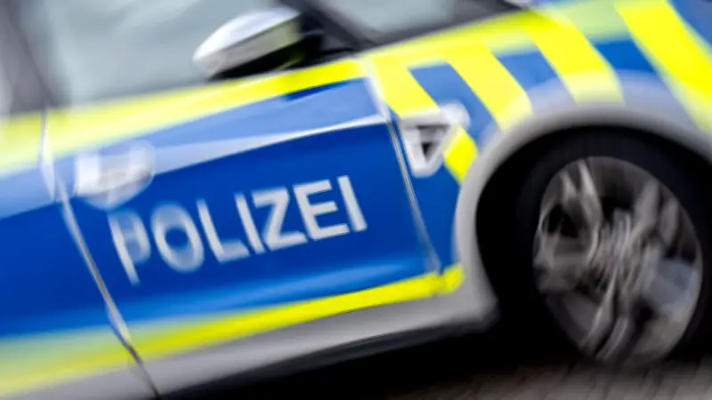 Flucht in Zeitz endet mit Unfall: Ladendieb und Polizist von Streifenwagen erfasst