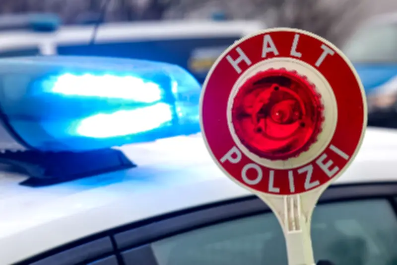 Flucht mit gestohlenem Auto endet in Kollision mit Polizei auf A4 bei Glauchau