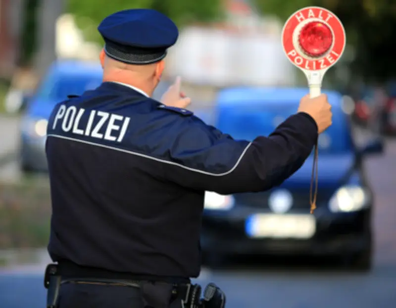 Flucht vor Polizei auf dem Darß endet mit Unfall und Festnahme am Strand