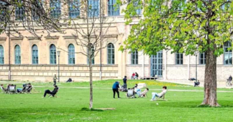 Flux vor der Pinakothek der Moderne: Neuer bunter Treffpunkt in München