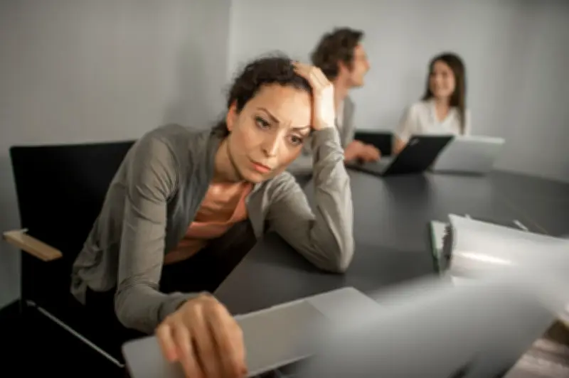 FOPO im Berufsleben: Wenn die Angst vor Bewertungen Karrieren ausbremst