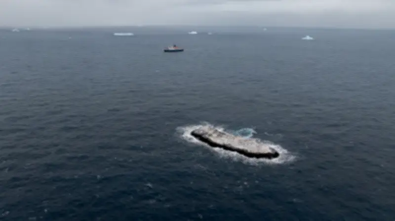 Forscher entdecken unkartierte Mini-Insel in der Antarktis mit dem Eisbrecher Polarstern