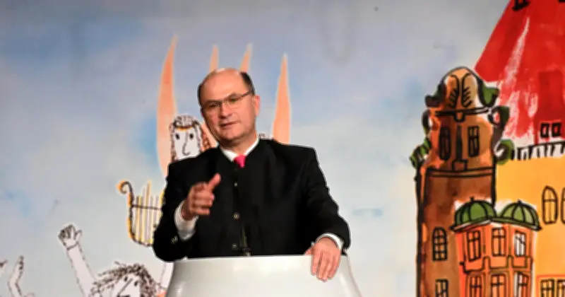 Füracker brilliert beim Maibock-Anstich: Zwei Schläge und pointierte Witze begeistern das Hofbräuhaus