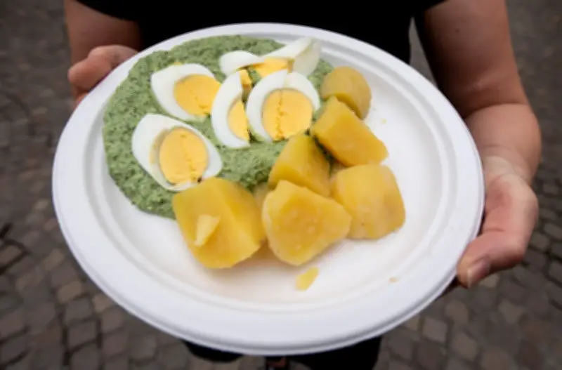 Frankfurter Grüne Soße: Das Original mit 7 Kräutern und seine kreativen Variationen