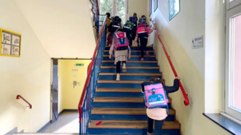 Frankfurter Grundschule: 28.000 Euro für Treppen-Security wegen sieben Zentimeter