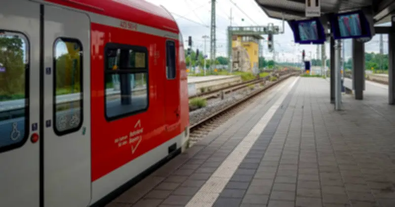 Frau beißt Bahnmitarbeiter in München: Bissattacke nach verhindertem Einstieg in S-Bahn