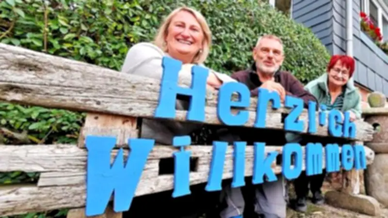 Frauen-Flohmarkt Premiere in Uftrungen: Mode, Musik und Party-Stimmung bei Jeannette Scharf