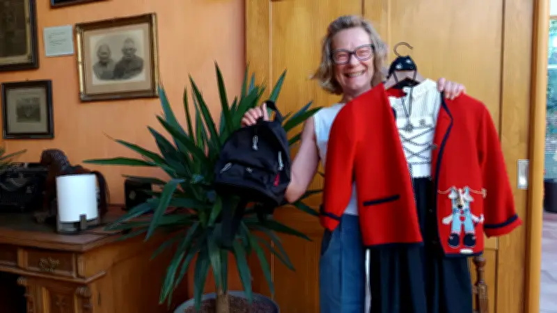 Frauenflohmarkt in Templin: Warum dieses Kleid nicht verkauft wird