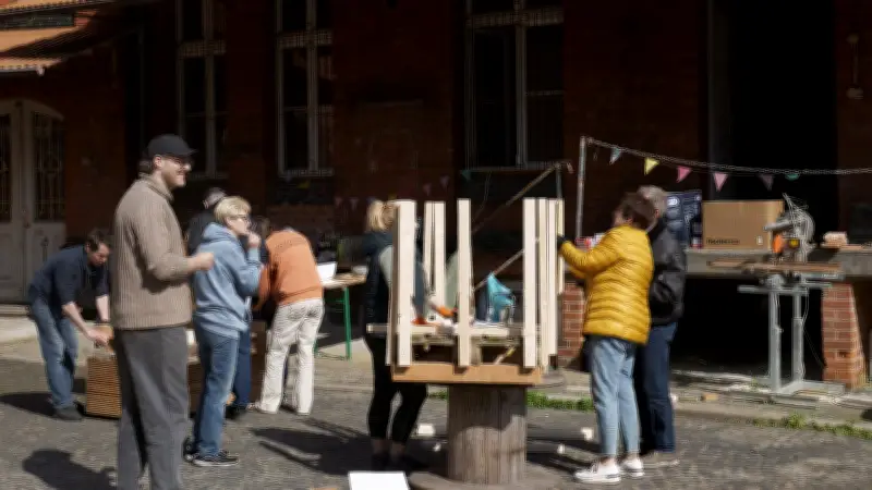 Freiwillige bauen Möbel im alten Postamt in Perleberg
