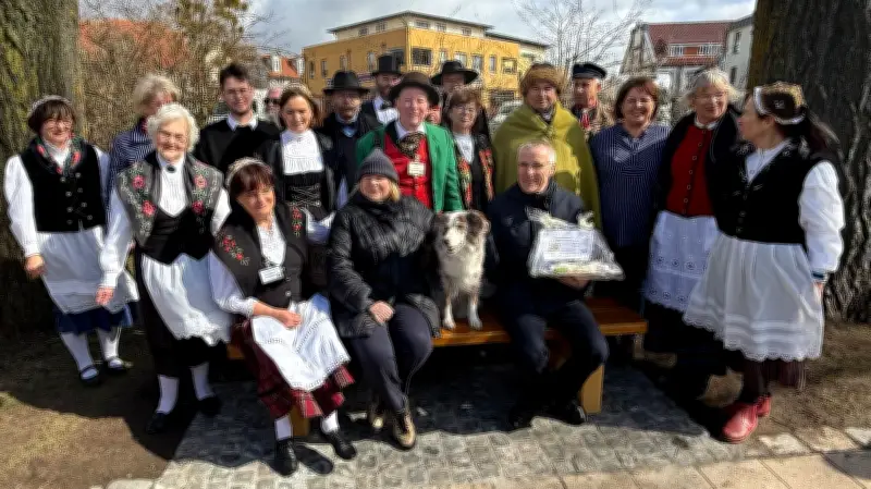 Freundschaftsbank für ARD-Serie 'Käthe und ich' in Waren an der Müritz eingeweiht